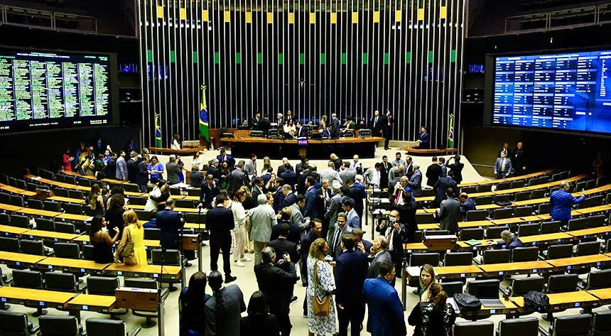 Embora o sistema brasileiro se declare democrático, deputados e senadores dirigem o destino dos recursos tirados dos cofres públicos. Foto: Geraldo Magela/Agência Senado